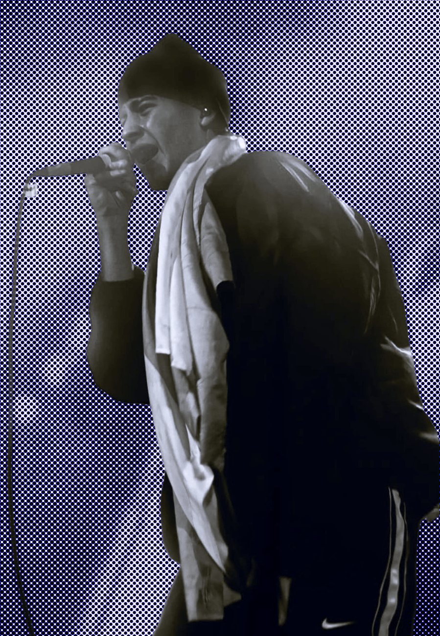 Álvaro cantando su vida en el escenario