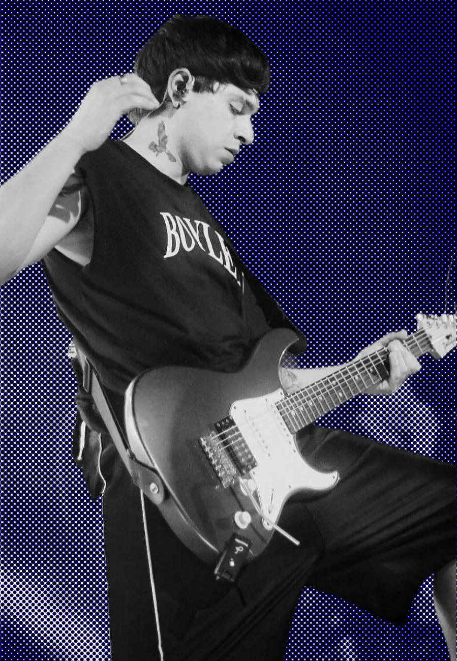 Emi, rompiéndola en concierto