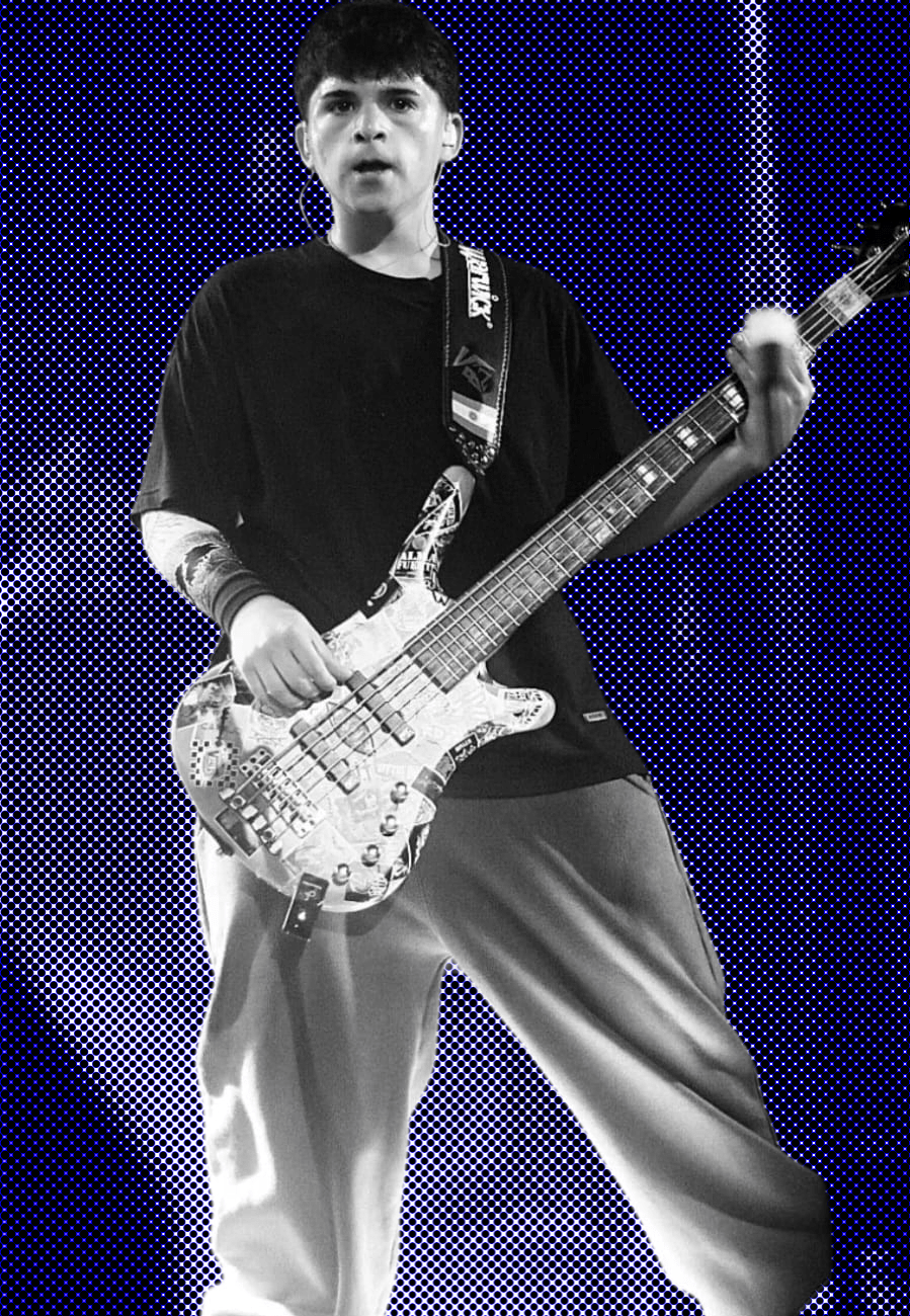 Valentin metido en el momento sobre el escenario